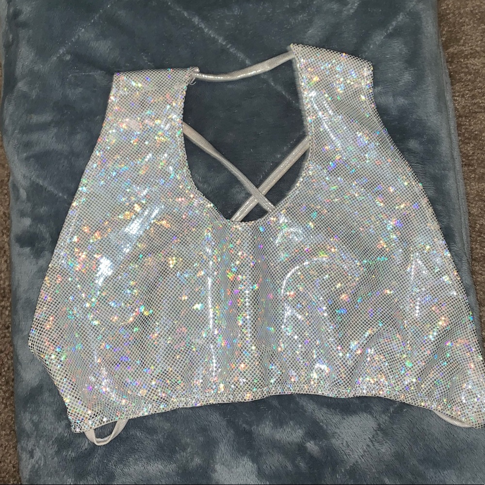 Holographic Keyhole Top